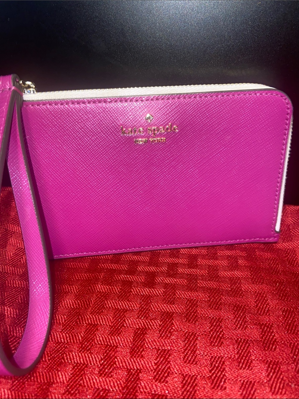 kate spade vibrant fuchsia wristlet clutch with gold logo